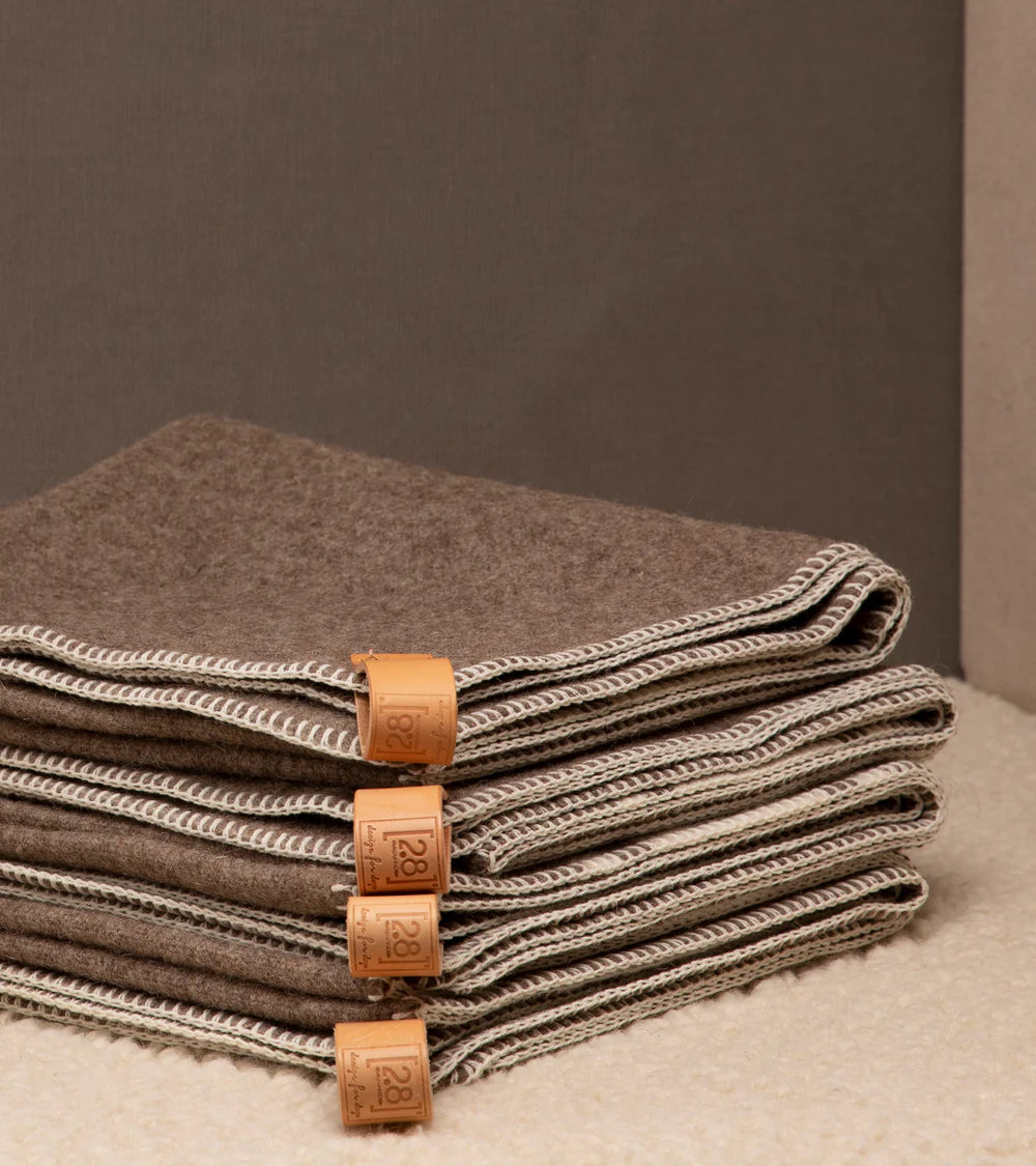 Ansel Hundedecke aus recycelter Wolle - Natur/Weiß