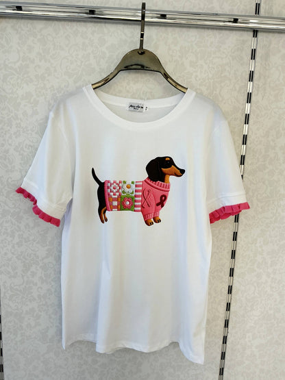 Weißes T-Shirt mit Rüschen – Dackel im Pullover: Rosa