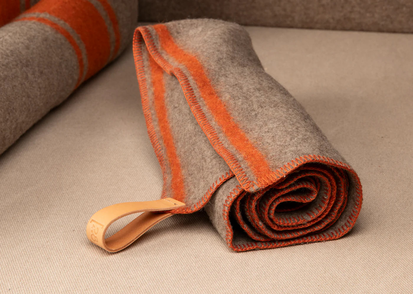 Ansel Hundedecke aus recycelter Wolle - Natur/Orange