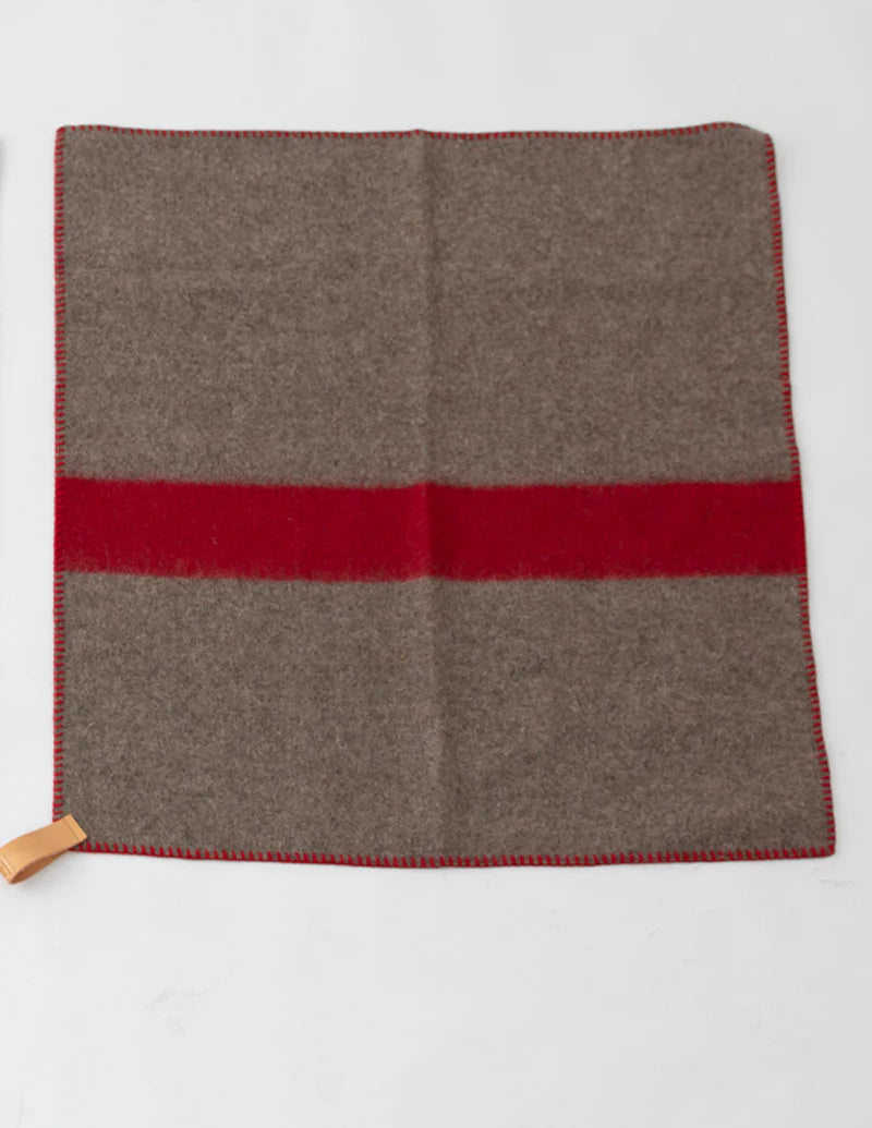 Ansel Hundedecke aus recycelter Wolle - Natur/Rot