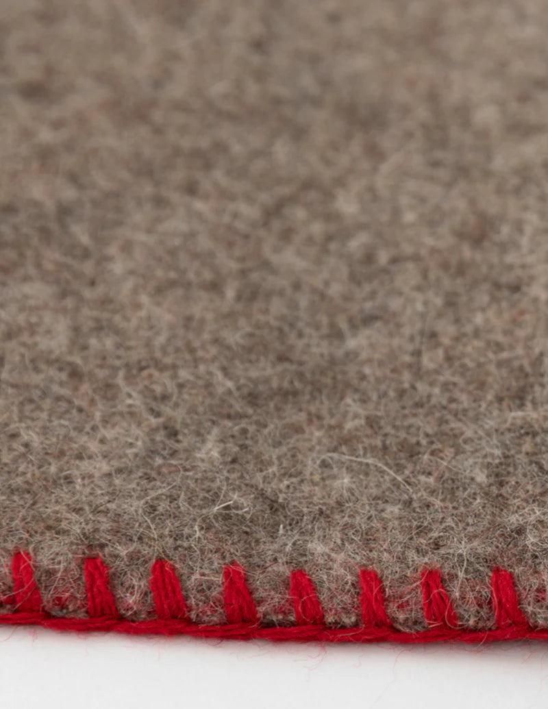 Ansel Hundedecke aus recycelter Wolle - Natur/Rot