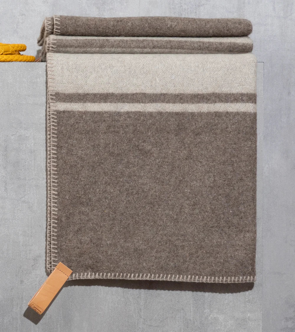 Ansel Hundedecke aus recycelter Wolle - Natur/Weiß