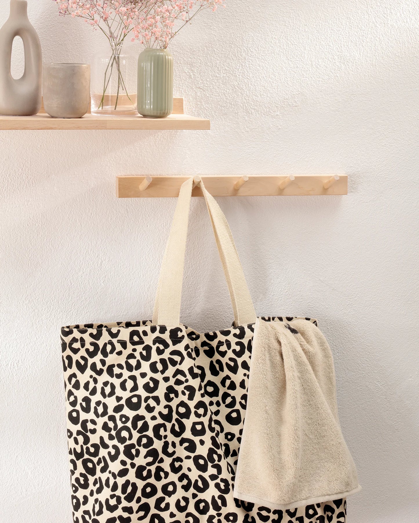 Tasche mit Leo Motiv in Schwarz/Beige