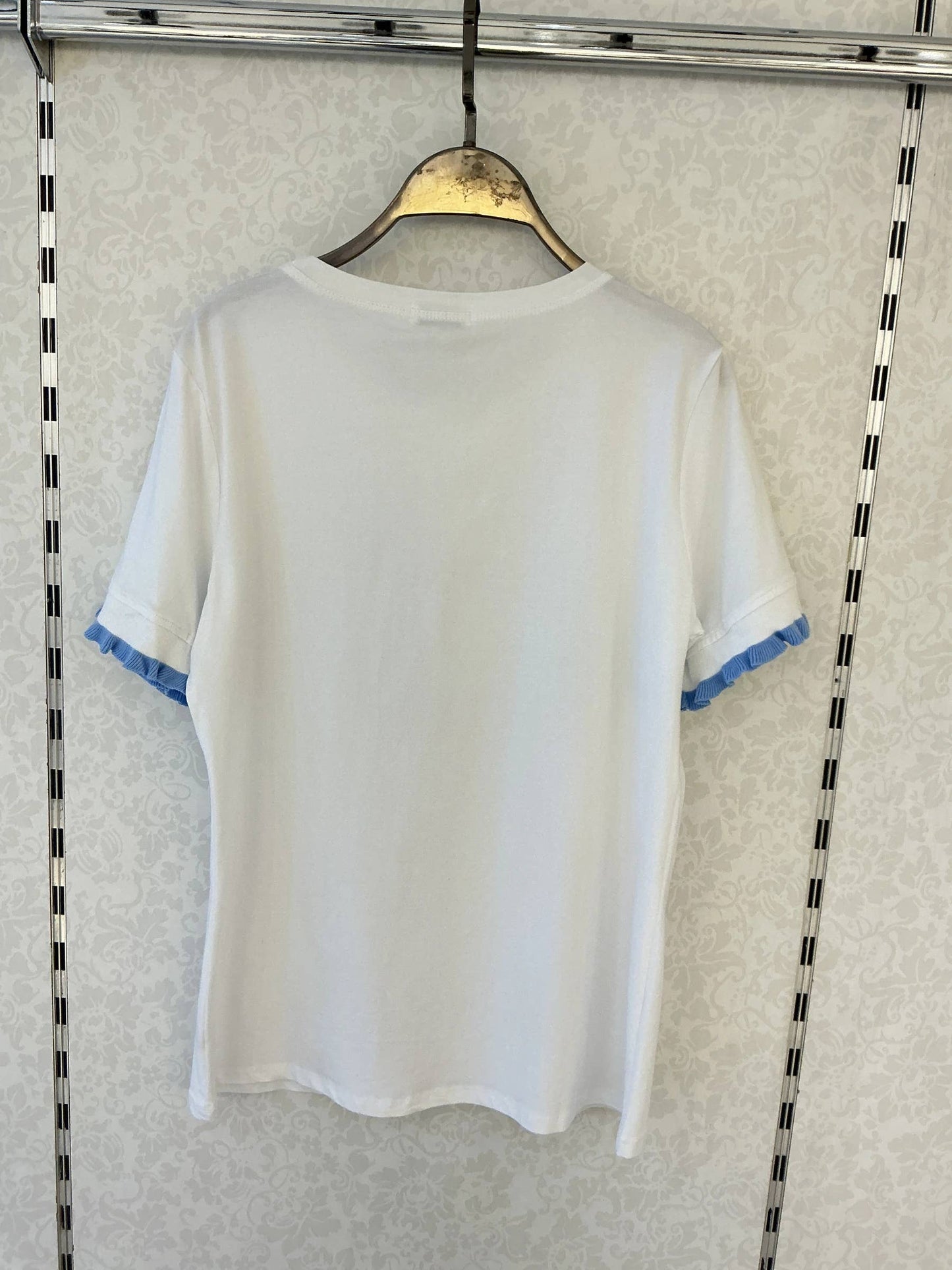 Weißes T-Shirt mit Rüschen – Dackel im Pullover: Rosa