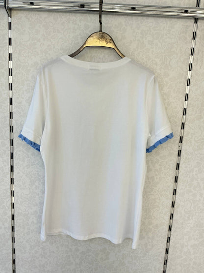 Weißes T-Shirt mit Rüschen – Dackel im Pullover: Rosa